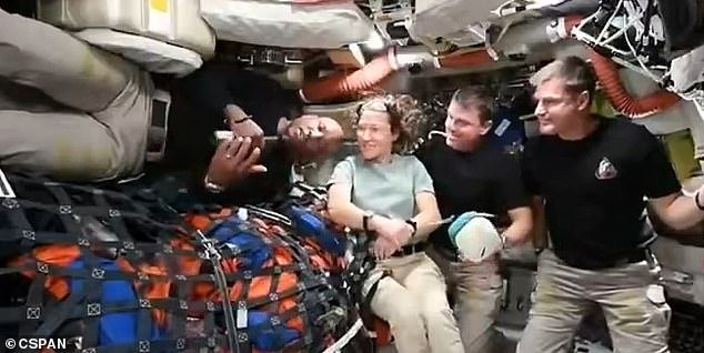 Los astronautas de Artemis II envían mensajes emotivos a casa mientras la NASA se prepara para un regreso histórico a su misión a la Luna