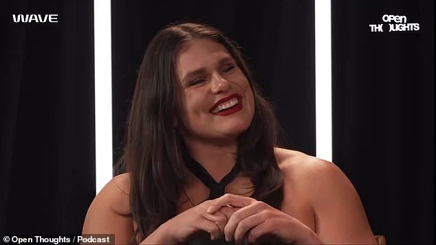 A una de las estrellas del fútbol más famosas del mundo le piden una cita en medio de un podcast, y no creerás lo que pasó después.