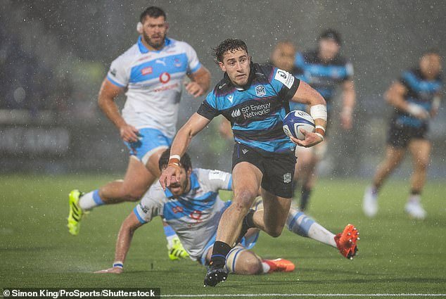 Josh McKay ama el aire libre y creó su propio canal de YouTube para que su padre, en Nueva Zelanda, pudiera verlo cazar y pescar con arpón… ahora la estrella de los Warriors tiene a la gran bestia de Toulon en la mira.