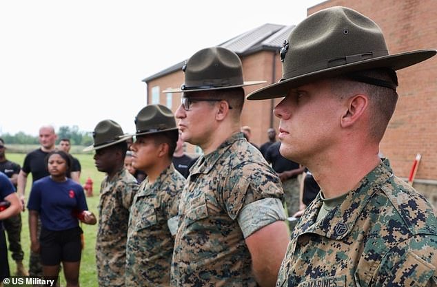 Furia contra Trump por la ‘guerra sin fin’ mientras millones de jóvenes serán reclutados automáticamente en el ejército… incluido un giro ‘enfermizo’ para los inmigrantes ilegales