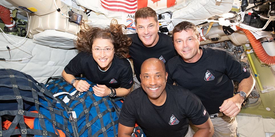 Artemis II de la NASA hace un regreso triunfal mientras la tripulación se sumerge en la atmósfera de la Tierra después de la misión a la Luna