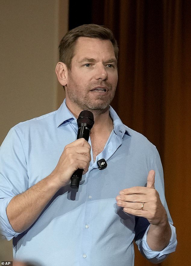 Eric Swalwell se enfrenta a una investigación del fiscal de distrito por acusaciones de agresión sexual mientras más de una docena de empleados critican informes “atroces”