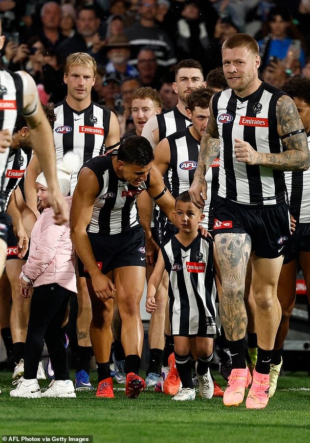 El saludable momento en que el hijo de Tex Walker se escapa con la estrella de Collingwood, Nick Daicos, con la camiseta de los Magpies en Gather Round