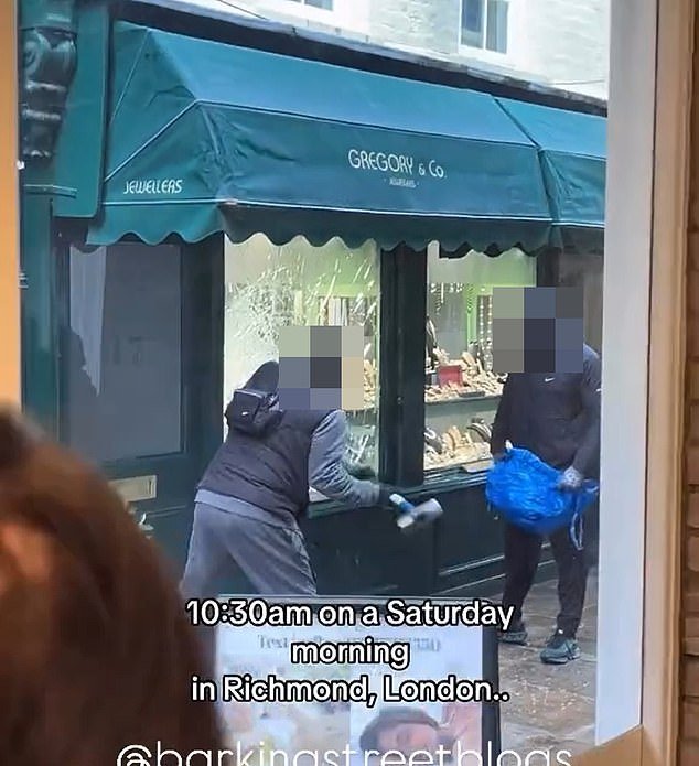 Un hombre de 28 años comparece ante el tribunal tras una redada a plena luz del día en joyerías familiares en Richmond