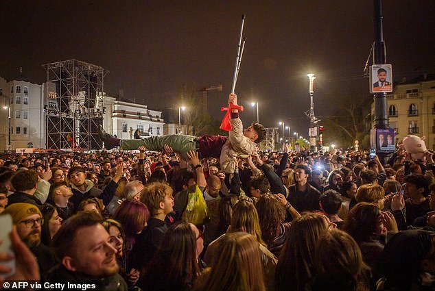Decenas de miles de manifestantes se reunieron en un concierto para exigir la destitución del primer ministro húngaro, Viktor Orban, después de 16 años en el cargo, mientras va por detrás en las encuestas electorales.