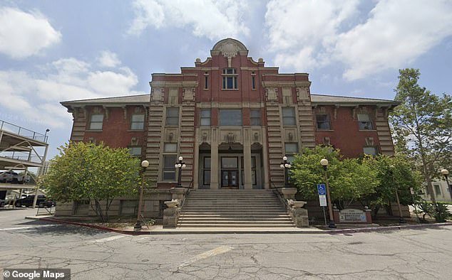 El forense acusado de robar objetos de valor a los muertos no se declara impugnado