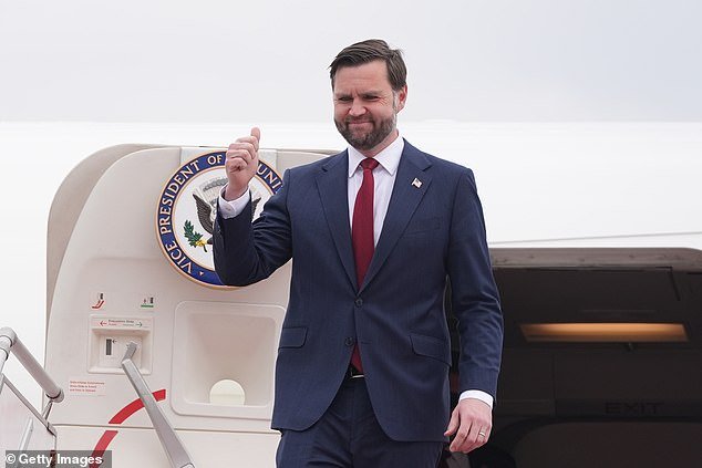 JD Vance aterriza en Pakistán mientras las conversaciones de paz están en suspenso