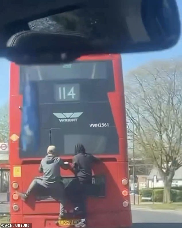 Los idiotas que navegan en el autobús arriesgan sus vidas aferrándose a la parte trasera del número 114 para evitar pagar la tarifa de £ 1,75