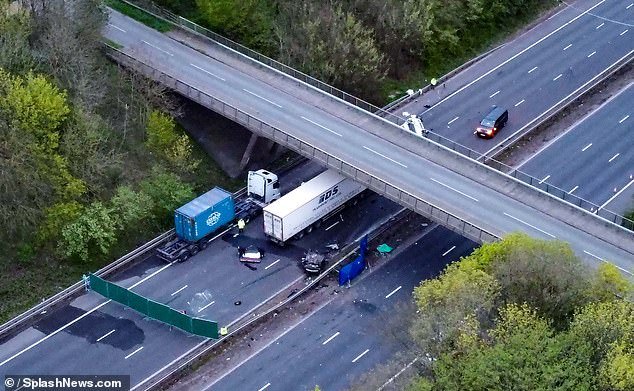 Dos adolescentes mueren al caer un coche desde un puente a un minibús en una autopista en un choque que cerró la autopista durante las vacaciones de Semana Santa
