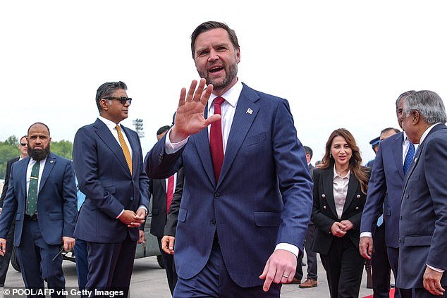 Las conversaciones de paz con Irán están en marcha mientras Trump afirma que Estados Unidos está a punto de ser “cargado de petróleo”… y menciona “alternativas” al bloqueo del Estrecho de Ormuz.