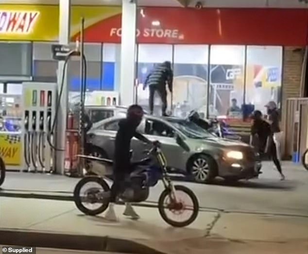 Hombre acusado mientras estaba en el hospital después de que un sedán supuestamente chocara contra un motociclista