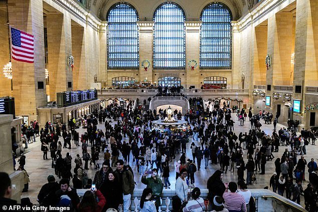 Caos en la Grand Central Terminal de Nueva York: un hombre con un machete asesinado a tiros por la policía después de apuñalar a dos personas