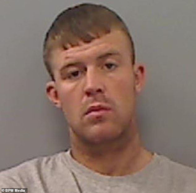 Detienen a un ladrón que intentaba robar chándales tras etiqueta de seguridad en un conjunto robado que ya llevaba con alarma de viaje