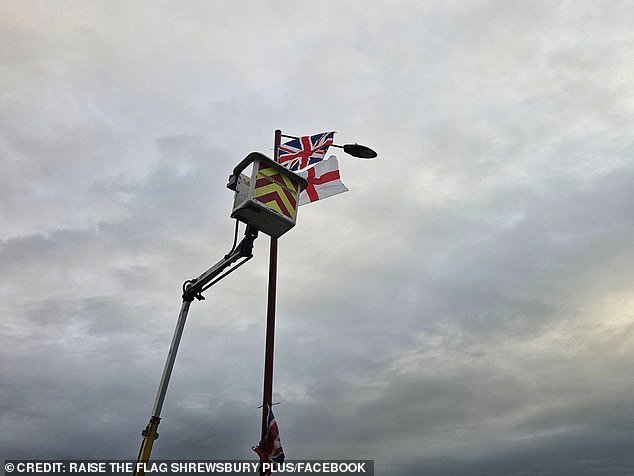 El Consejo retirará las banderas de la Unión y de San Jorge alegando temores de seguridad y afirmará que perseguirá a las personas que las pusieron para pagar los costos de su remoción.