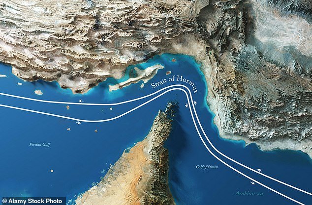 Irán amenaza con atacar buques de guerra estadounidenses en el Estrecho de Ormuz mientras los destructores estadounidenses atraviesan la vía fluvial por primera vez desde que comenzó el conflicto.