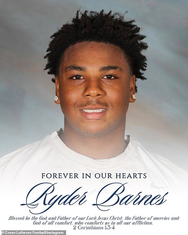 Tragedia: un prometedor jugador de fútbol de secundaria de 17 años muere repentinamente mientras el entrenador le rinde un conmovedor homenaje