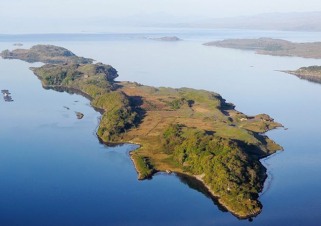 Es una idílica isla privada digna de un rey e incluso viene con su propio hangar para helicópteros… pero vivir en Eilean Righ costará al menos £10 millones.