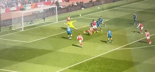 La estrella del Arsenal, Viktor Gyokeres, da una extraña excusa sobre su propio estadio por su gran fracaso en una derrota sorpresa que podría costarles la carrera por el título de la Premier League.