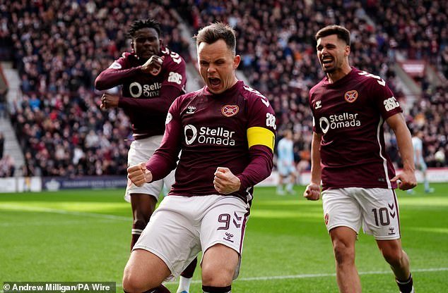 McInnes elogia la magia de Tynecastle mientras Hearts ataca tarde para vencer a Motherwell y dar un paso hacia el título