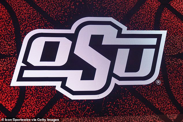 Autobús del equipo universitario de softbol involucrado en una colisión fatal después de que una mujer fuera vista corriendo por la carretera