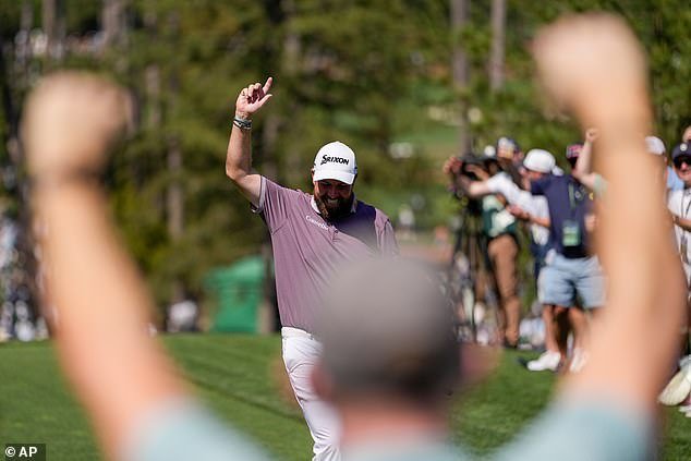 Shane Lowry se lleva una increíble pieza de la historia del Masters mientras el irlandés sorprende a los fanáticos con su último hoyo en uno en Augusta
