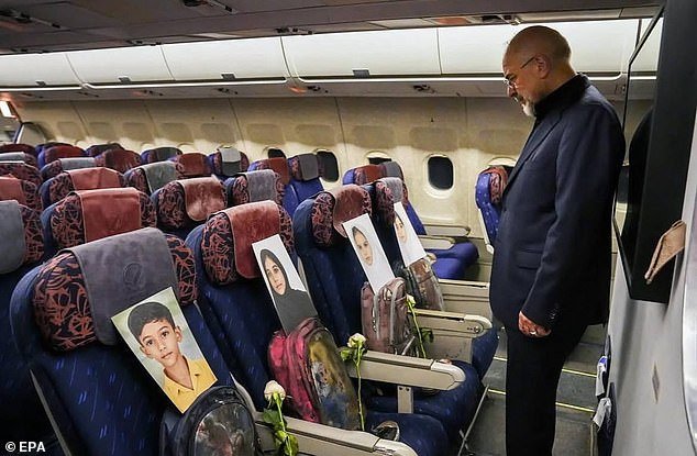 El estrecho de Ormuz sigue cerrado porque Irán colocó minas “al azar” y ahora no puede localizar explosivos para retirarlos, advierten funcionarios estadounidenses.