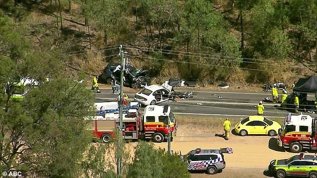 Tres personas luchan por sus vidas después de que seis resultaran heridos en un accidente de varios vehículos en Tamborine Mountain Road.