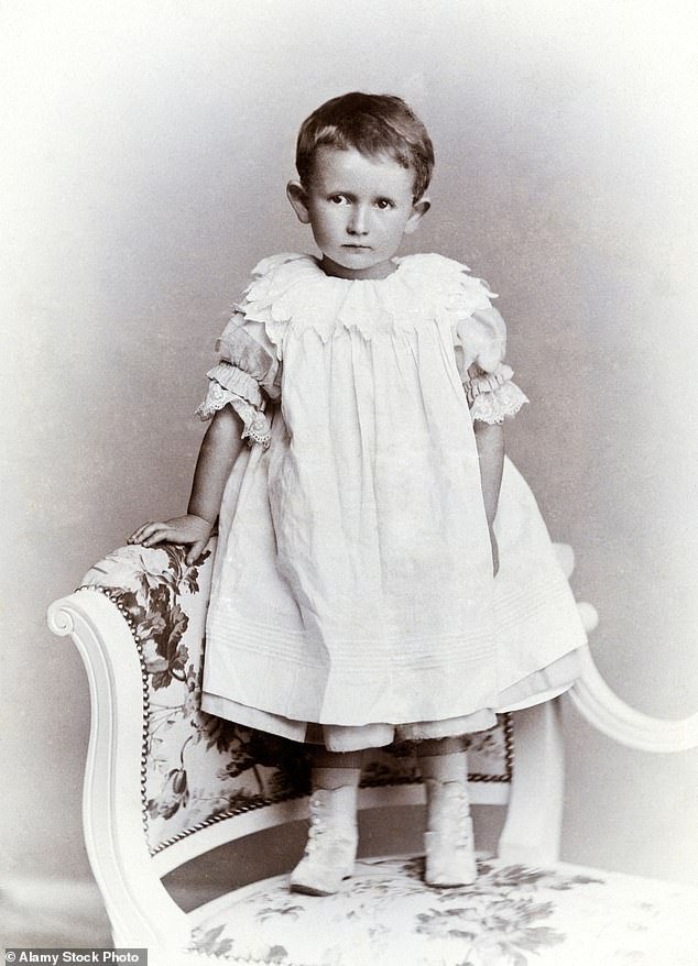 Museo acusado de “reescribir la historia” después de decirle a los visitantes que los niños victorianos con vestidos eran “género fluido”