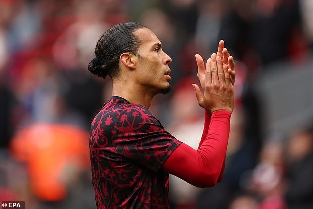 Cómo las furiosas protestas de los aficionados del Liverpool enviaron un mensaje alto y claro a sus dueños durante su victoria sobre el Fulham con The Kop luciendo “desnudo” y por qué Virgil van Dijk pide una resolución, escribe LEWIS STEELE