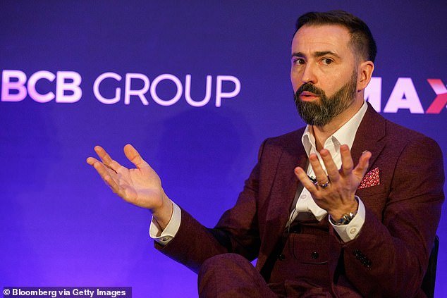 Terror en los condados de origen después de que un rico jefe criptográfico fuera detenido a punta de cuchillo durante un robo