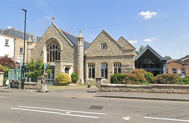 Mujer de unos veinte años ‘violada por varios hombres fuera de la iglesia’ después de ser seguida fuera de un club nocturno