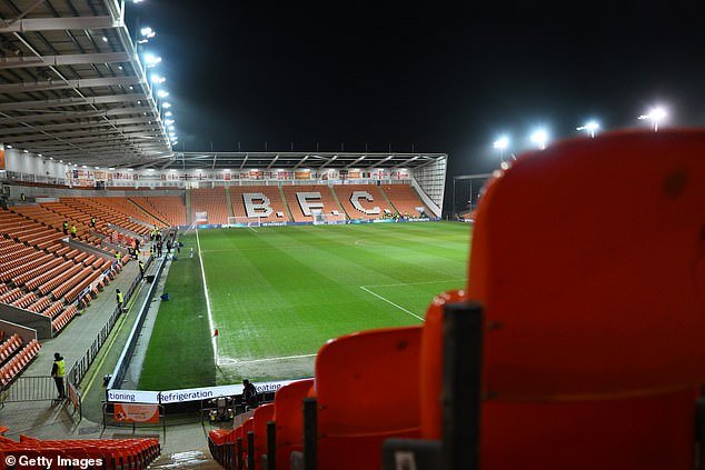 Un aficionado de Blackpool murió trágicamente después de que una emergencia médica interrumpiera el choque de League One durante 30 minutos el sábado.