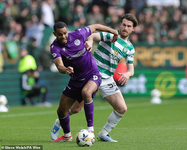 El defensa Tony Ralston pide a los jugadores del Celtic que utilicen toda su experiencia en la carrera por el título