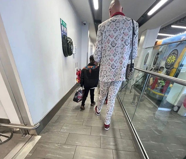 Tyson Fury fue visto tomando un vuelo económico de £ 40 a casa en una mansión de £ 5 millones en la Isla de Man horas después de ganar £ 18,6 millones