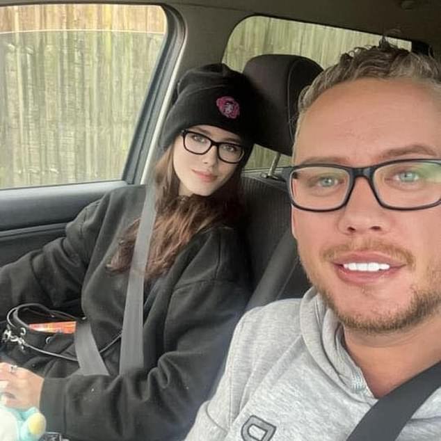 Un padre entre lágrimas relata el momento en que encontró muerta a su hija de 19 años en su casa ‘después de que el perro de la familia la atacara’