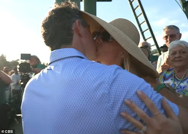 Momento emotivo, el ganador del Masters, Rory McIlroy, se reúne con su esposa Erica y su hija Poppy después de ganar una histórica segunda chaqueta verde.