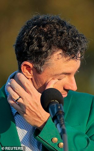 Rory McIlroy lucha por contener las lágrimas después de sellar una emotiva victoria en el Masters frente a sus padres en Augusta.