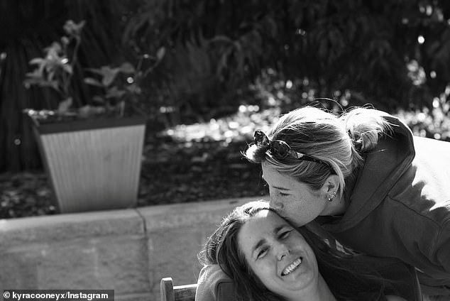 Lea la actualización profundamente personal de la estrella de Matildas, Kyra Cooney-Cross, mientras pone su carrera en espera para estar con su madre enferma de cáncer.