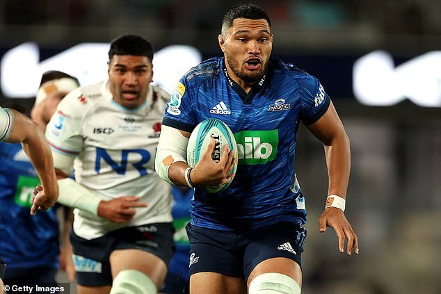 La estrella del fútbol, de 27 años, habla sobre el horroroso diagnóstico de cáncer terminal después de que su esposa detecta una señal reveladora de que estaba gravemente enfermo.