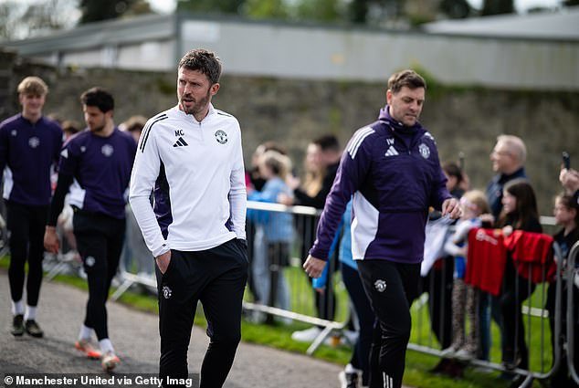Michael Carrick estaba en la playa cuando el Manchester United se enfrentó al Leeds hace tres meses. Ahora el técnico de los Red Devils insiste en que su futuro “se resolverá de una forma u otra” en el “trabajo definitivo”.