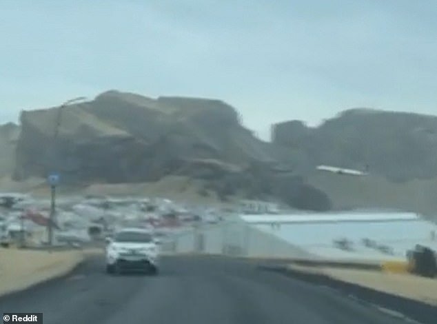 Piloto de avión provoca furia en Islandia después de volar un Boeing 757 a una altura “alarmante” a 100 metros sobre una aldea infantil para celebrar su jubilación.