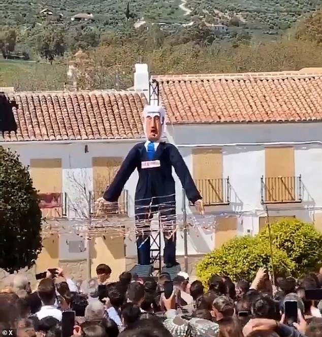 Israel acusa a España de “odio antisemita” después de que la efigie de Netanyahu de 23 pies de altura explotara durante el festival