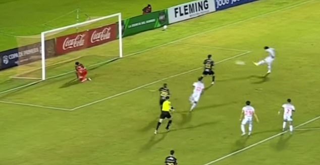 ¿Es este fútbol el peor despeje de todos los tiempos? El goleador parece demasiado avergonzado para celebrar después de un gol extraño