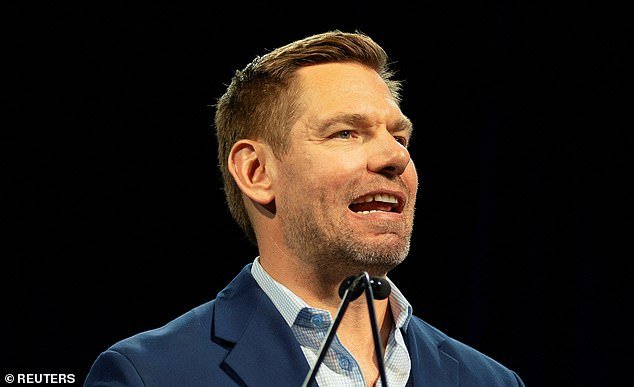 La nueva presunta víctima de Eric Swalwell detalla el horrible encuentro en una habitación de hotel mientras más mujeres se presentan: ‘Él no se detuvo’