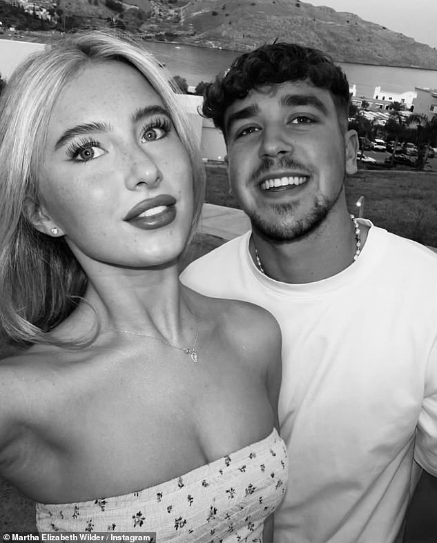 Un futbolista anuncia que está esperando un bebé… ¡y la madre es la HIJA de su entrenador!