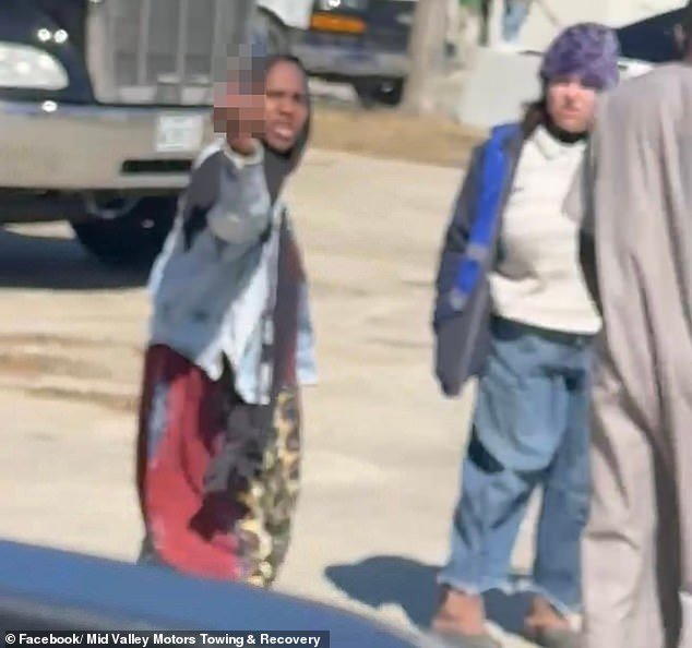 Los musulmanes se quejan de que es RACISTA remolcar su automóvil porque está estacionado ilegalmente frente a la mezquita de Maine… mientras los negocios cercanos tocan a todo volumen el himno nacional y ¿Qué dice el zorro? durante los servicios