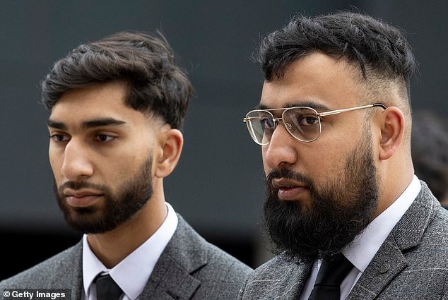 Dos hermanos mostraron un “alto nivel de violencia” al atacar a un policía armado durante una pelea en el aeropuerto de Manchester, según escucha el tribunal