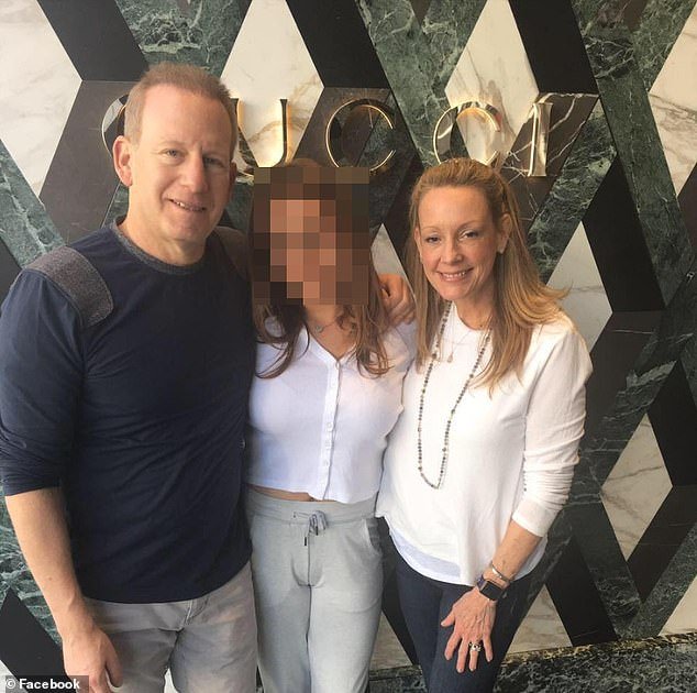 El heredero de los condimentos amante de Gucci que vive en una mansión de 2 millones de dólares destruye la reputación de la familia durante generaciones con travesuras vergonzosas