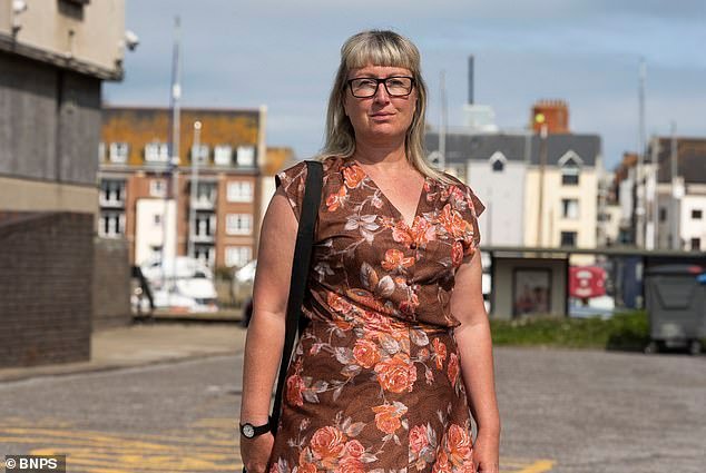 Activista por los derechos de los animales ‘liberó’ langosta de un restaurante después de creer erróneamente que estaba destinada a ser consumida… pero solo se guardó con fines educativos