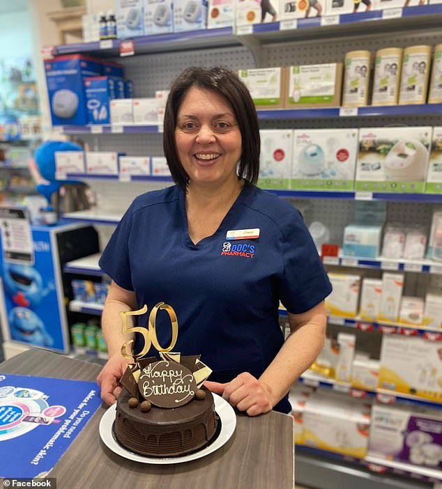 Cheryl fue acusada de robar un puñado de dulces y despedida… ahora su jefe le debe $24,000